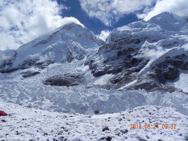Lho La and snow on Everest base camp